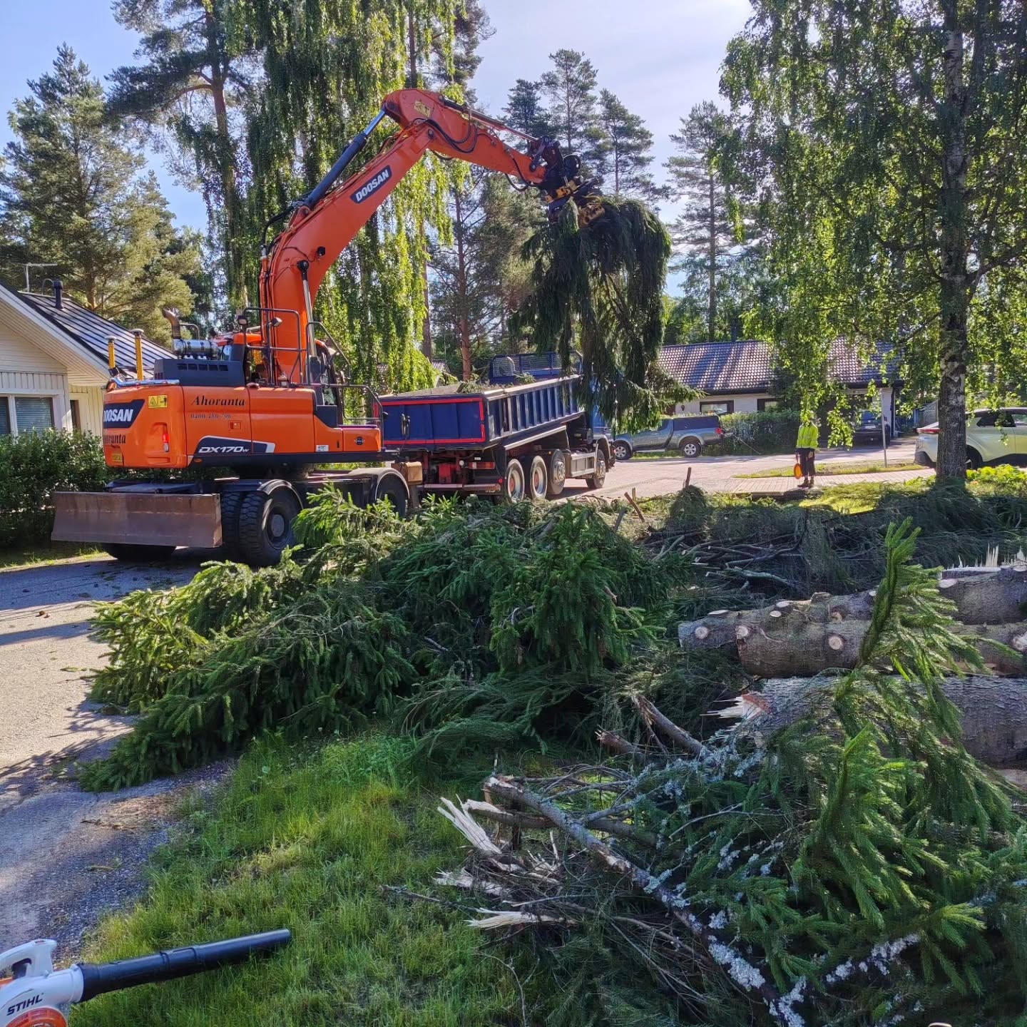 Pihapuiden poisto ja hakkuutähteiden kuljetus